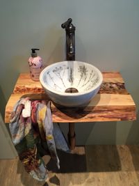 Handgefertigtes Waschbecken, Keramik, blau-wei&szlig;, Wiesenblumen