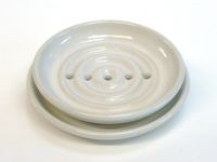 Moderne Seifenschale mit Unterteller, get&ouml;pferte Keramik